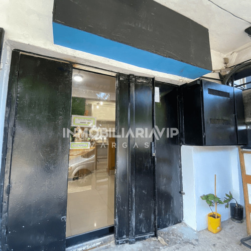 Se Vende Local Comercial Ubicado En La Avenida Principal De Catia La Mar, Sector Catamare Urb La Marina. Al Frente De La Nueva Cinta Costera De Catia La Mar  Ref 006 - 555