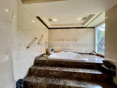 Hermosa Casa De Arquitectura Y Acabados De Lujos ,en Venta Ubicada En Los Chorros 24-4385