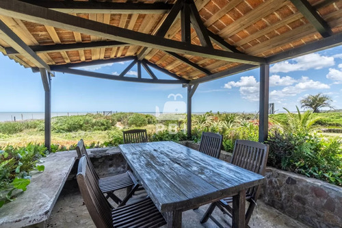 Casa En Primera Línea Al Mar - Ref : Pbi3194