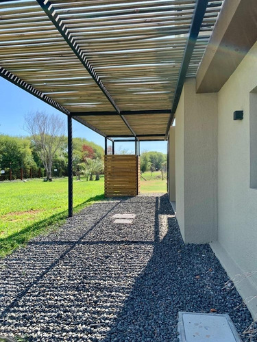 Imagen 13 de 16 de Casa A Estrenar En Barrio Privado. 3 Dorm + Escritorio. Fondo Con Vista Al Lago, Piscina Y Parrillero