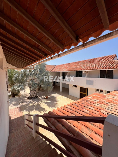 Gran Oportunidad De Inversión Hotel Operativo Y Equipado En Venta, El Yaque, A Pasos Del Mar