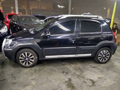 Imagem 7 de 12 de Toyota Etios Cross 1.5 16v Mec 5p 2014 Preto