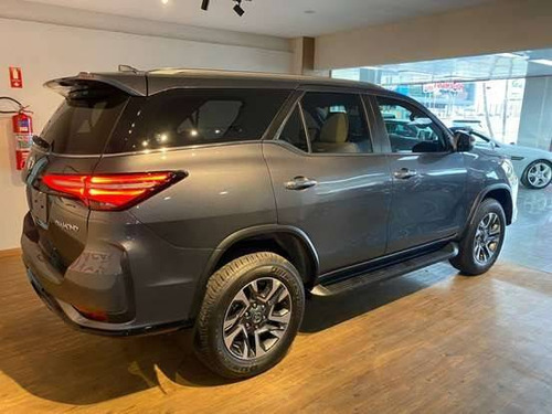 Toyota Hilux SW4 2.8 D-4D TURBO DIESEL DIAMOND 7L 4X4 AUTOMÁTICO