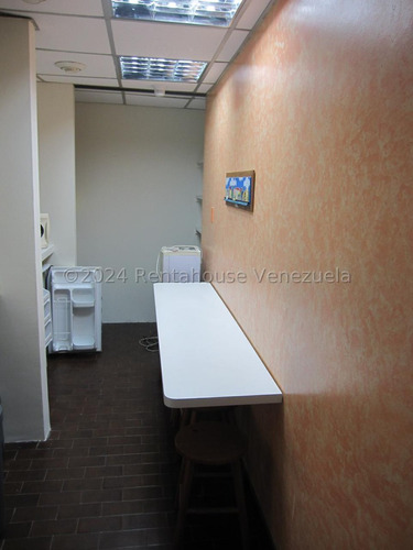 En Venta Ilumanada Y Centrica Oficina - Urb. Chacao.