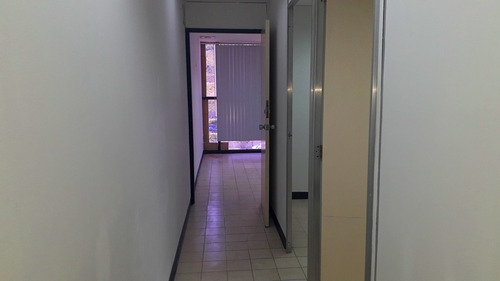 Imagen 4 de 12 de Oficina En Alquiler Con Mucho Espacio Ideal Para Emprendedor