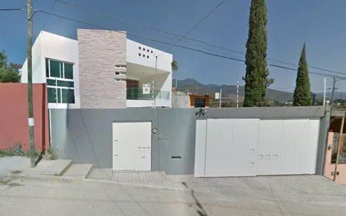 Propoedad De 2 Pisos Con Excelente Ubicacion Recien Remodelada