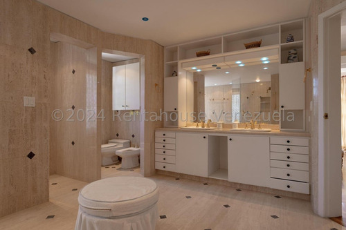 Se Ofrece En Venta Extraordinaria Y Hermosa Casa De Estilo Europeo Ubicada En Los Chorros