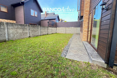 Casa En Venta En Los Arrayanes, Isla Teja Sur, 3 Niveles