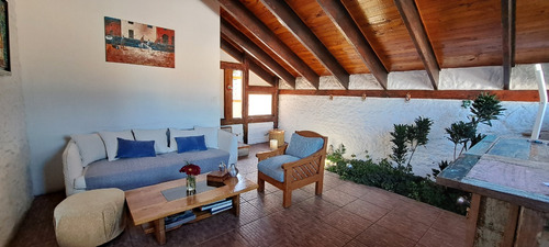 Arriendo 2 Habitaciones En Las Condes, Casa Familiar.