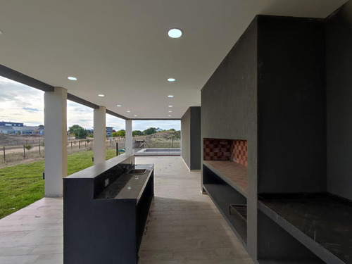 Casa En Venta - 4 Dormitorios 5 Baños - Cocheras - 990mts2 - Costa Esmeralda