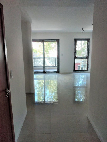 Departamento En Venta De 2 Dormitorios C/ Cochera En Plaza Mitre