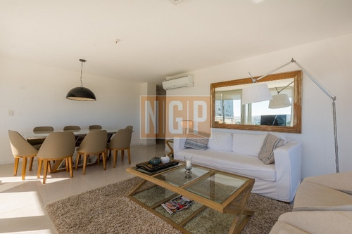 Departamento En Punta Del Este, Torre Cuenta Con Todos Los Servicios. Oportunidad Unica!!!!!!-ref:11941