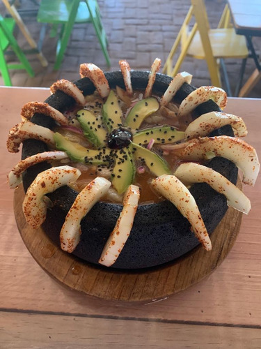 1 Molcajete Con Base De Madera . De Color Rústico