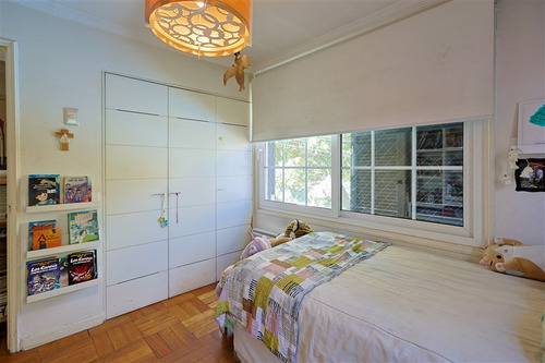 Casa En Venta De 3 Dormitorios Mas Servicio En Las Condes
