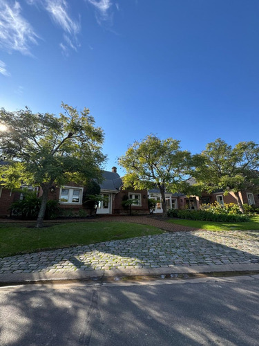 Venta Casa Con Vista Al Lago Central En Barrio La Isla, Nordelta.