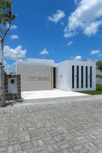 Venta De Casa Residencial En Temozón, Mérida