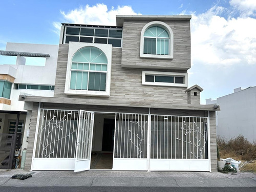 Casa En Venta En El Refugio Querétaro Con Buenos Acabados.
