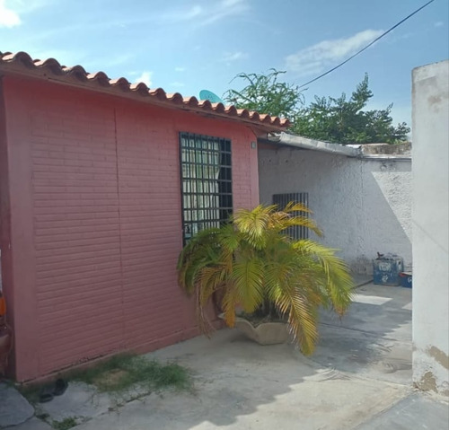 Se Vende Casa En  San Joaquín. Urb. Guayabal.