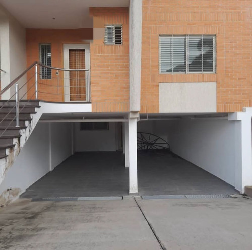 En Venta Townhouse En Mañongo (obra Blanca) (mer)