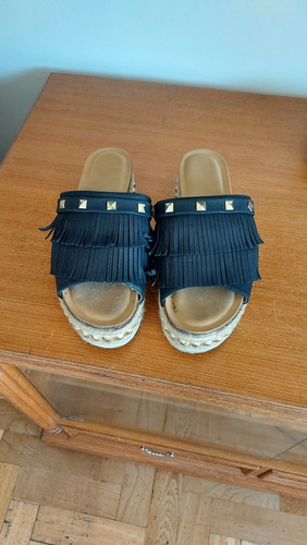 Sandalias Negras Con Flecos Y Tachas Poco Uso