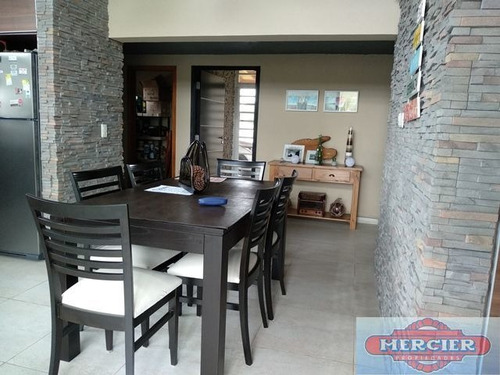 Excelente Propiedad En Barrio Residencial Las Lomas