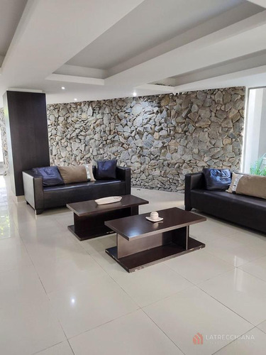 Venta De Departamento. Impecable 2 Amb. De 70 M2. Las Lomitas