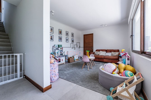 Casa En Venta De 5 Dorm. En Lo Barnechea