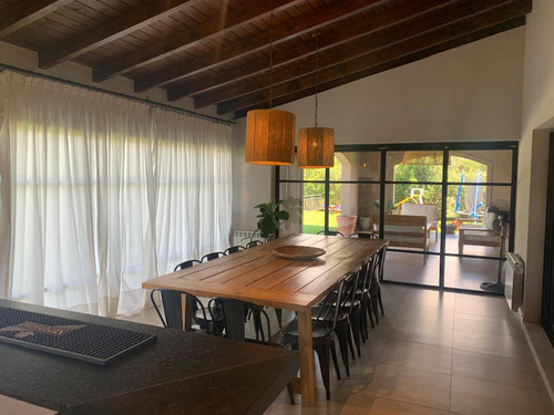 Casa En Venta En Country Del Jockey Club De Salta.