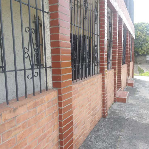 Casa Tres Niveles En Venta Ubicado En La Entrada De Morón C-6487099