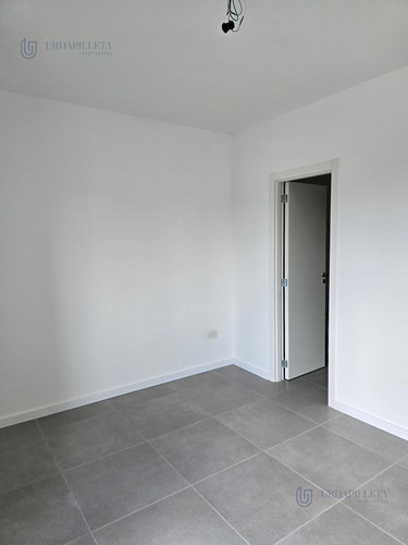 Townhouse En Venta De 3 Ambientes Con Galeria Y Jardin Privado En Oliden Joven