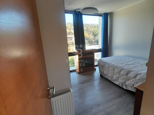 Cálida Casa Con Vista Panorámica En Condominio Seguro