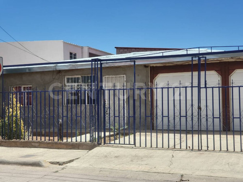 - Se Vende Casa Con Local En Col. Francisco Villa En Cd. Cuauhtemoc, Chih