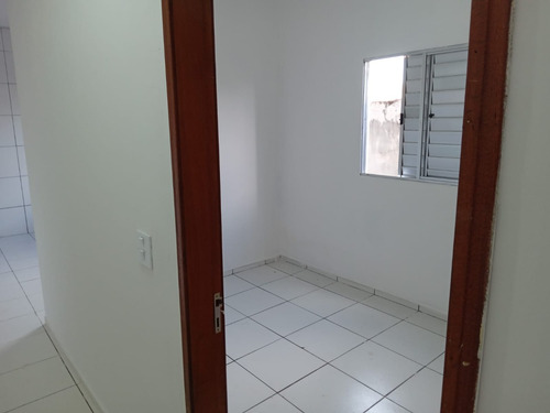Duas Casas Germinadas Com 4 Cômodos, Garagem, Quintal E Lavanderia