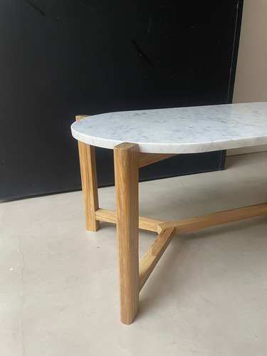Mesa Ratona Ovalada / Carrara + Petiribi Blanco