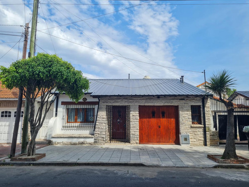 Casa Reciclada Con Quincho Y Parque En La Perla