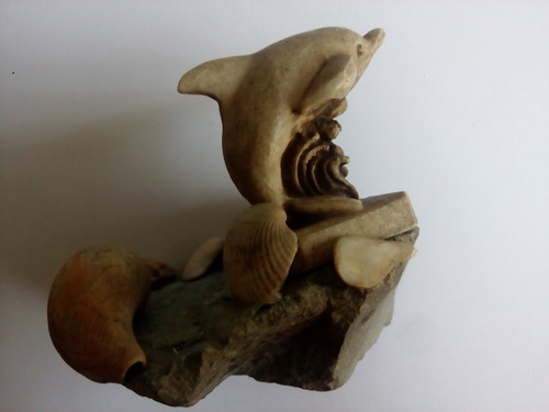 Escultura De Delfin Sobre Roca Con Olas Conchas Caracol Mar Verde (Usado)
