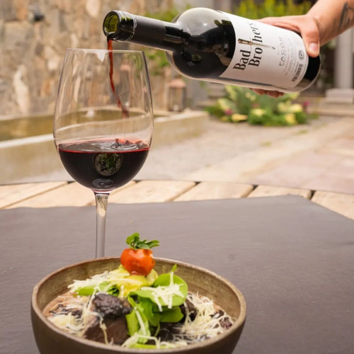 Imagen 2 de 10 de Vino Bad Brothers Facón Selection Cabernet Sauvignon 750ml.