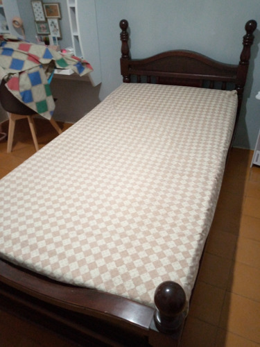 Cama Individual De Madera Con Colchón Usada Y Mesa De Noche