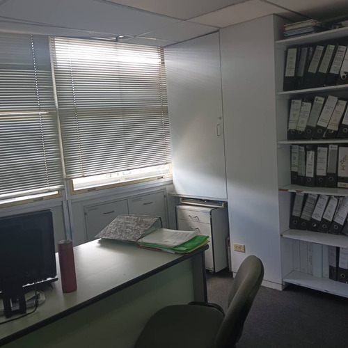 Se Vende, Oficina Ubicada En El Centro Profesional Del Este, Avenida Casanova, En El Recreo. Nc