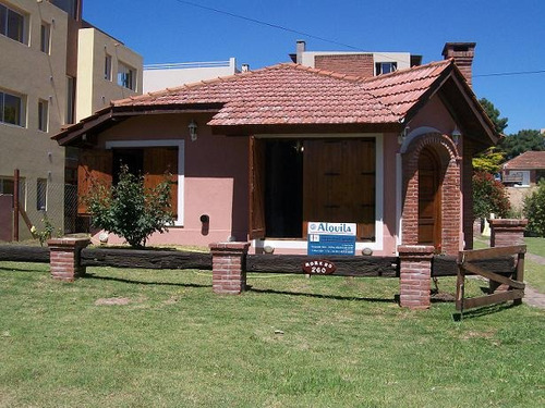 Casa De 3 Dormitorios Y 2 Baños