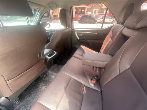 Imagem 9 de 10 de Toyota Hilux Sw4 2.8 Srx 4x4 7 Lugares 16v Turbo