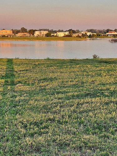 Imagen 3 de 3 de Lote Al Agua En Complejo San Sebastian