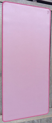 Mouse Pad Logitech Rosado Desk Mat - Studio Series (Usado)