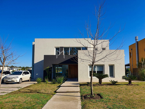 Casa  En Alquiler Ubicado En Santa Teresa, Villanueva, Tigre