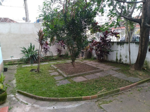 Duas Casas: Três Quartos E Dois Quartos No Mesmo Terreno