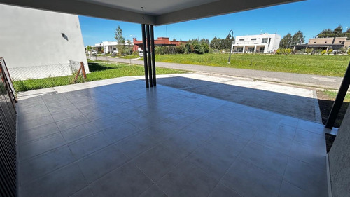 Casa En Venta - 4 Dormitorios 4 Baños - Cocheras - 215mts2 - Guernica