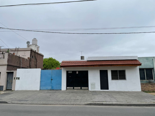 Casa 3 Amb Con Entrada De Auto Y Pequeño Patio + Local Con Baño O Tercera Hab / En Alq / San Justo