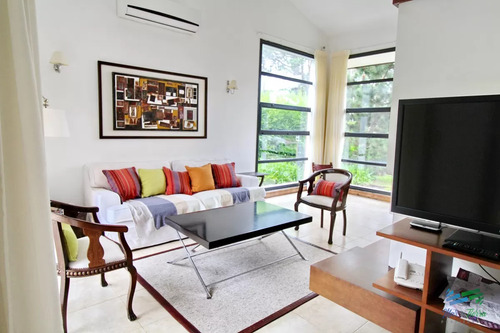 En Alquiler!! Moderna Casa Ubicada A 1 Cuadra Del Mar, Con Vista Parcial Desde El Dormitorio Principal.