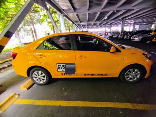 Taxi Kia Sephia 2023.