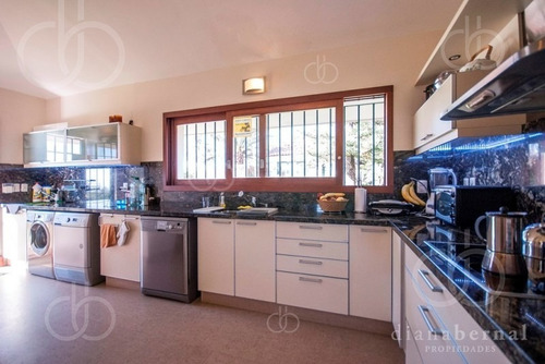 Casa En Punta Del Este, Playa Mansa, 4 Dormitorios , Piscina Y Barbacoa.- Ref: 43287